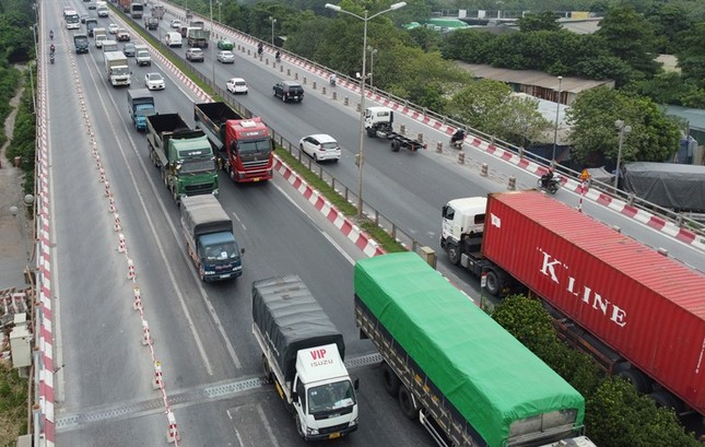 'Đóng' cầu Nhật Tân, Thanh Trì cùng lúc là gây khó cho giao thông, vận tải hàng hóa 